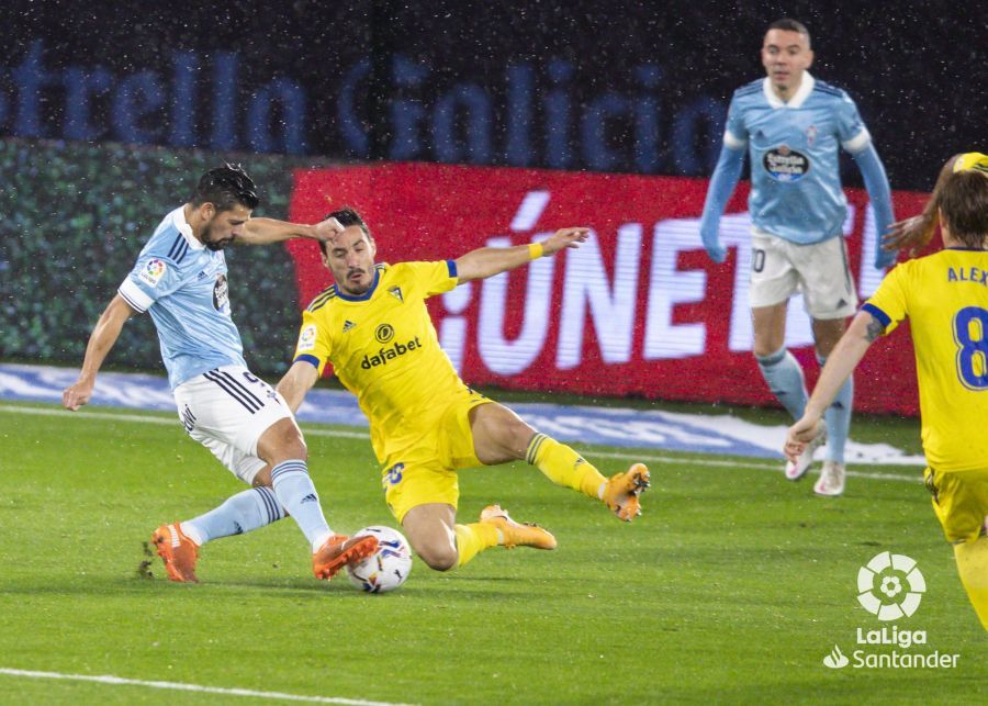 Nolito dispara en su gol en el Celta-Cádiz.