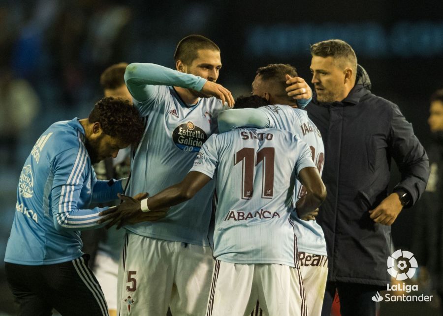  Los jugadores del Celta de Vigo felicitan a Pione Sisto tras su gol ante el Sevilla FC.