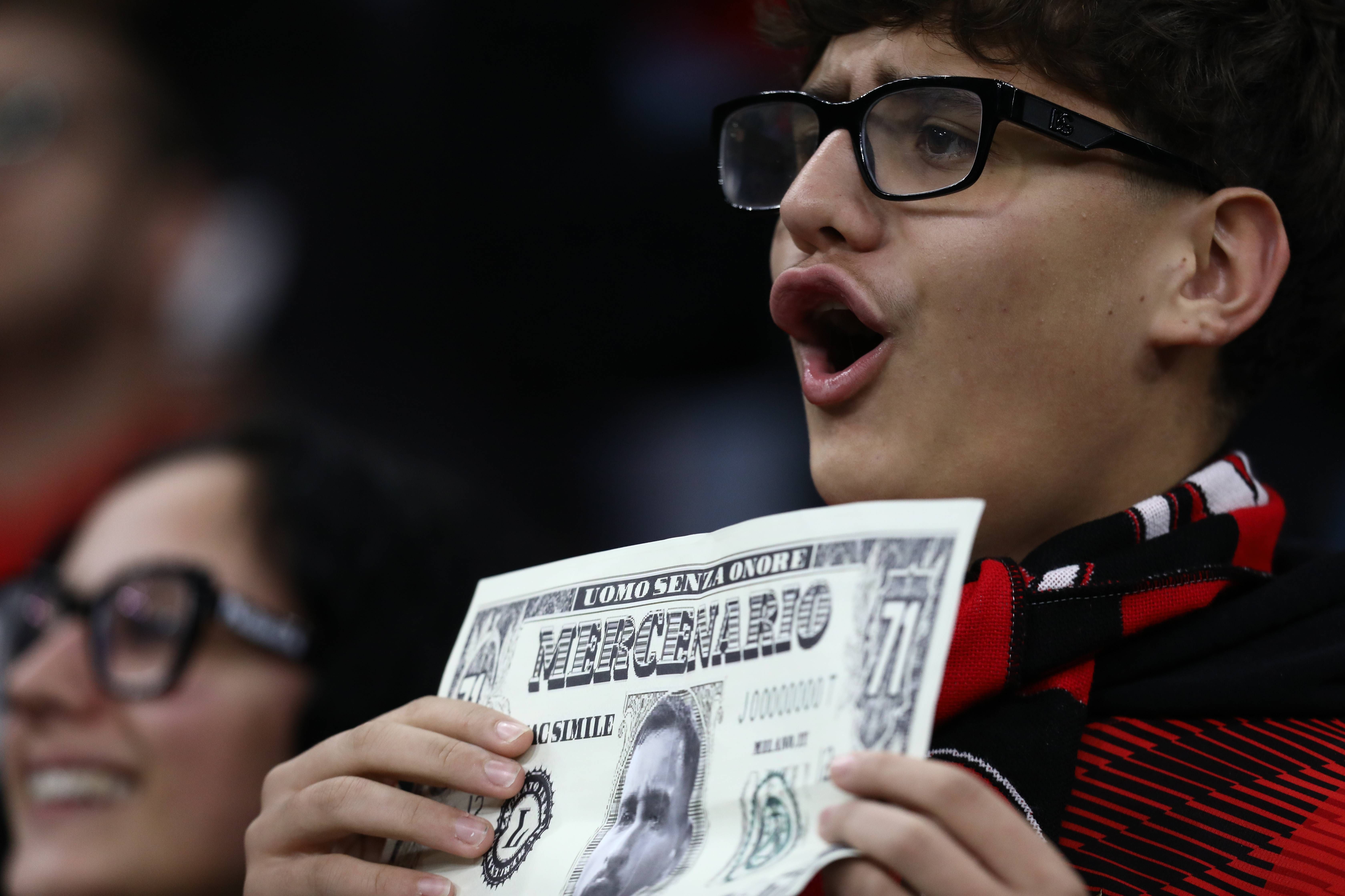  Aficionado del Milán con dinero de la cara de Donnarumma (Cordon Press)