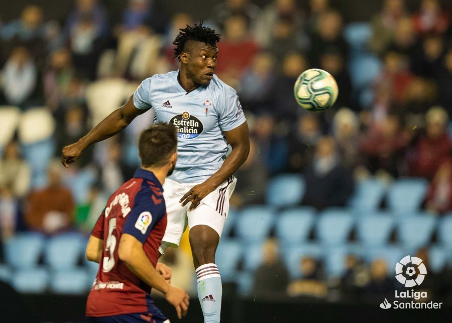  Aidoo, en un salto por un balón durante el Celta-Osasuna.