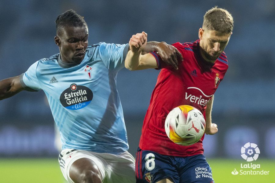  Aidoo pugna con Brasanac por el esférico.