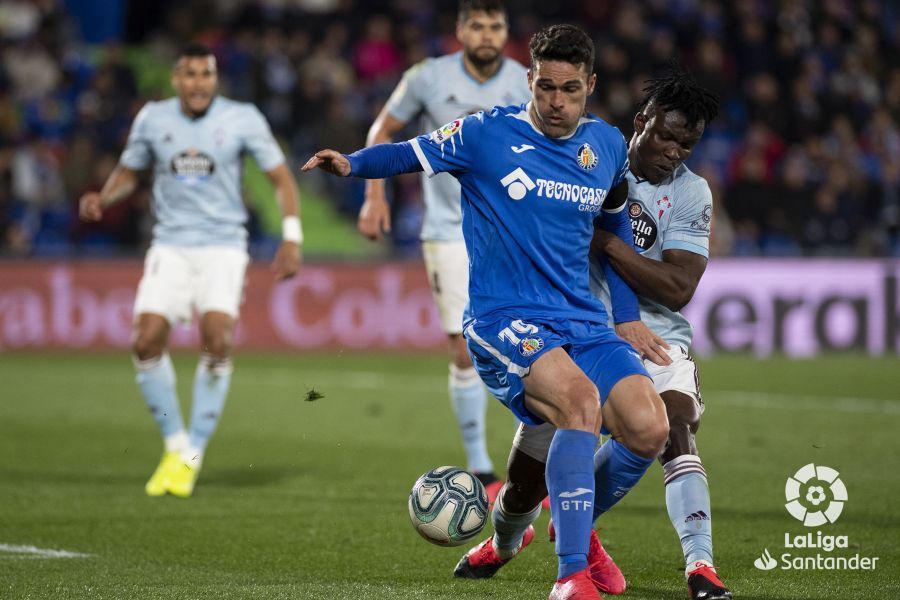  Aidoo pugna con Jorge Molina por un balón.