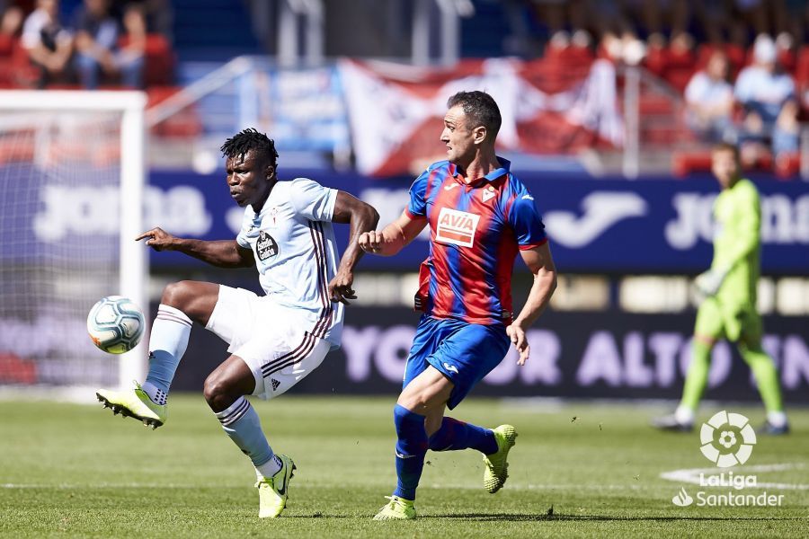 Aidoo recibe el esférico e intenta controlarlo.