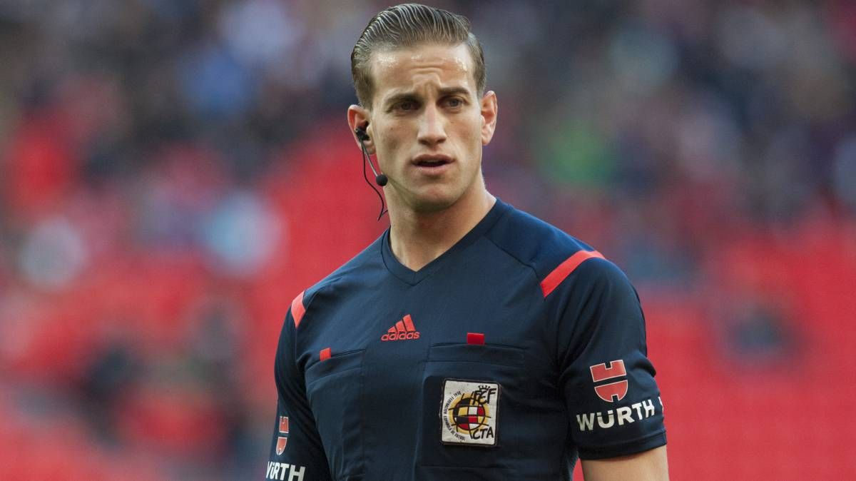  El colegiado manchego Alberola Rojas, durante un partido de LaLiga Santander.