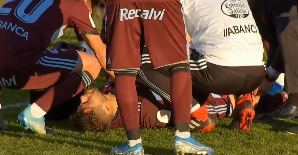  Néstor Araujo se duele de la rodilla durante el Mérida-Celta.