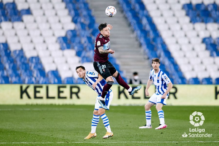  Aritz y Gorosabel miran el balón que quiere ganar un jugador del Celta.
