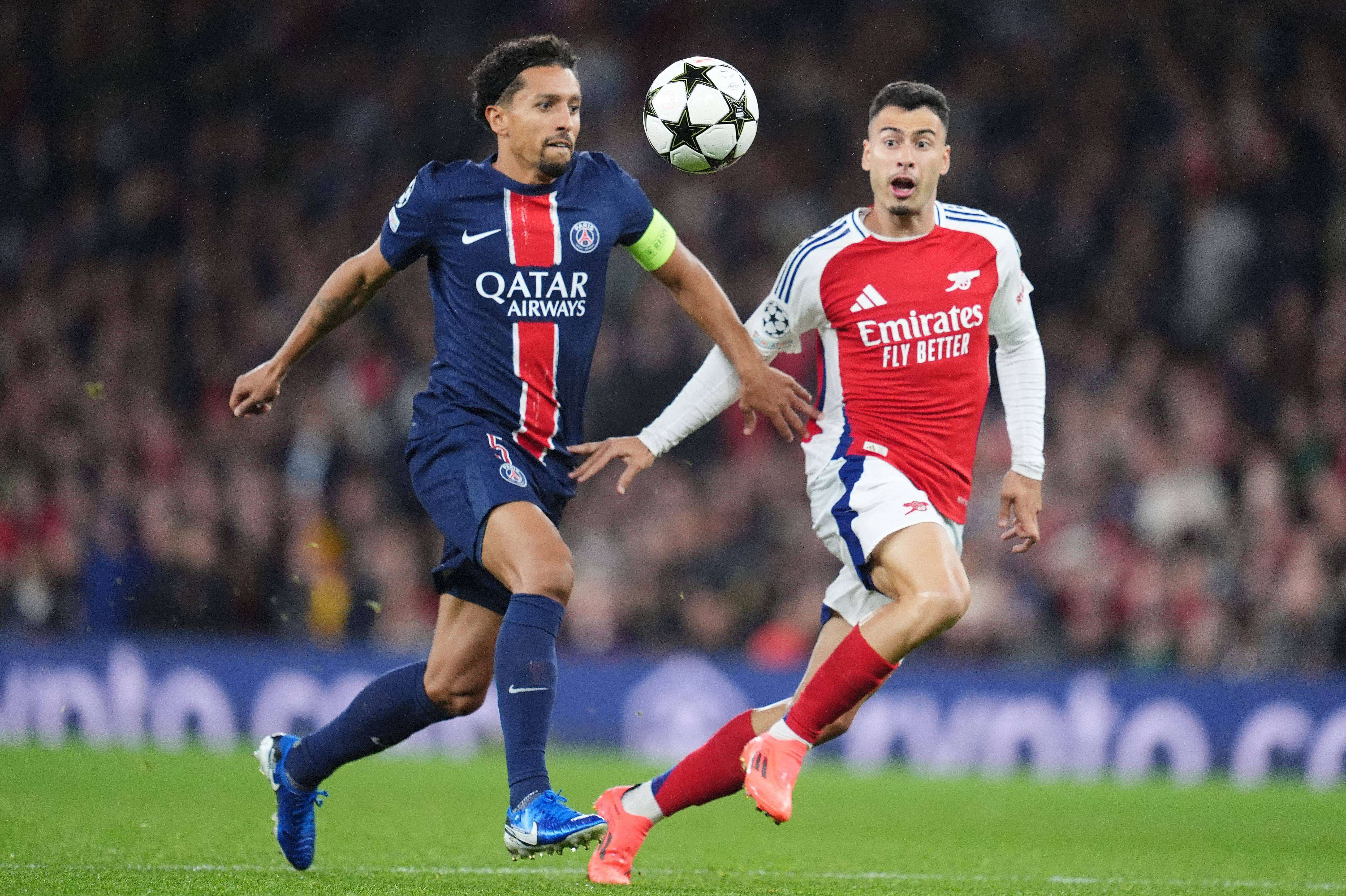  Marquinhos busca controlar ante Gabriel Martinelli en el Arsenal-PSG.