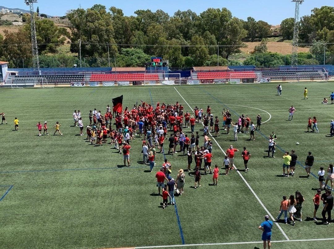  Invasión del Antonio Naranjo tras consumarse al ascenso.