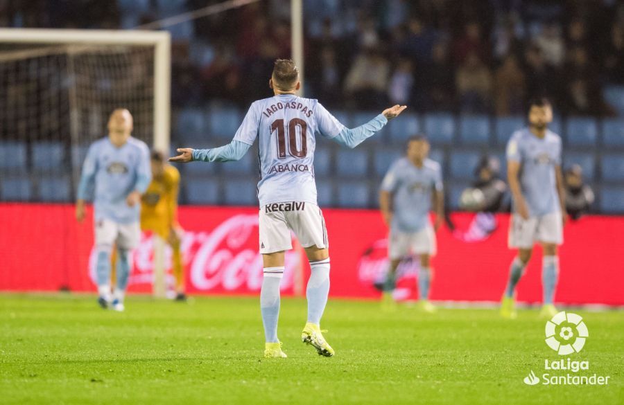  Aspas anima a sus compañeros tras el gol del Getafe.