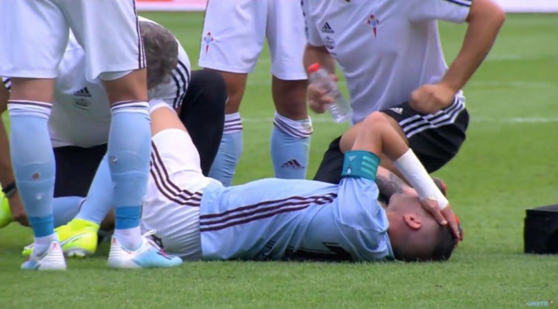  Aspas, atendido sobre el terreno de juego.