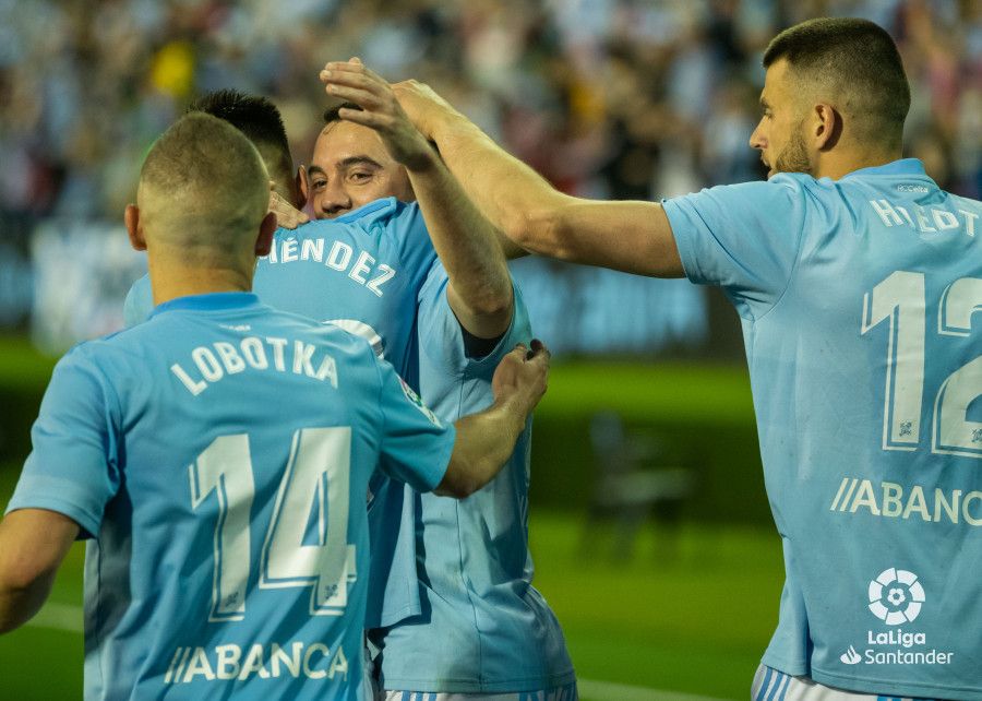  Aspas celebra el tanto de penalti ante el Villarreal junto a sus compañeros.