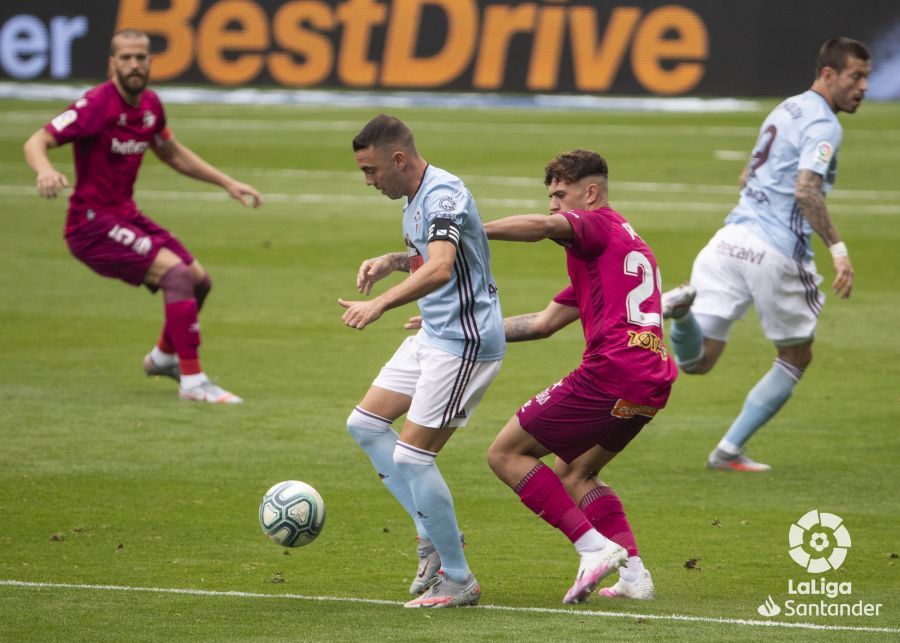  Aspas, con el balón en los pies ante un rival del Alavés.