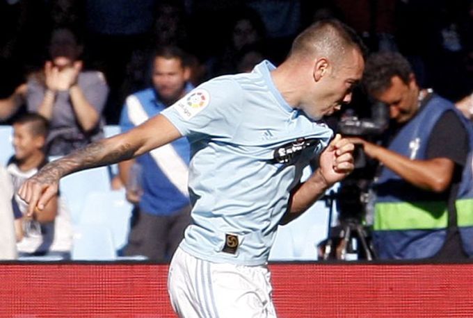 Iago Aspas se besa el escudo del Celta tras su gol al Valladolid en Balaídos.