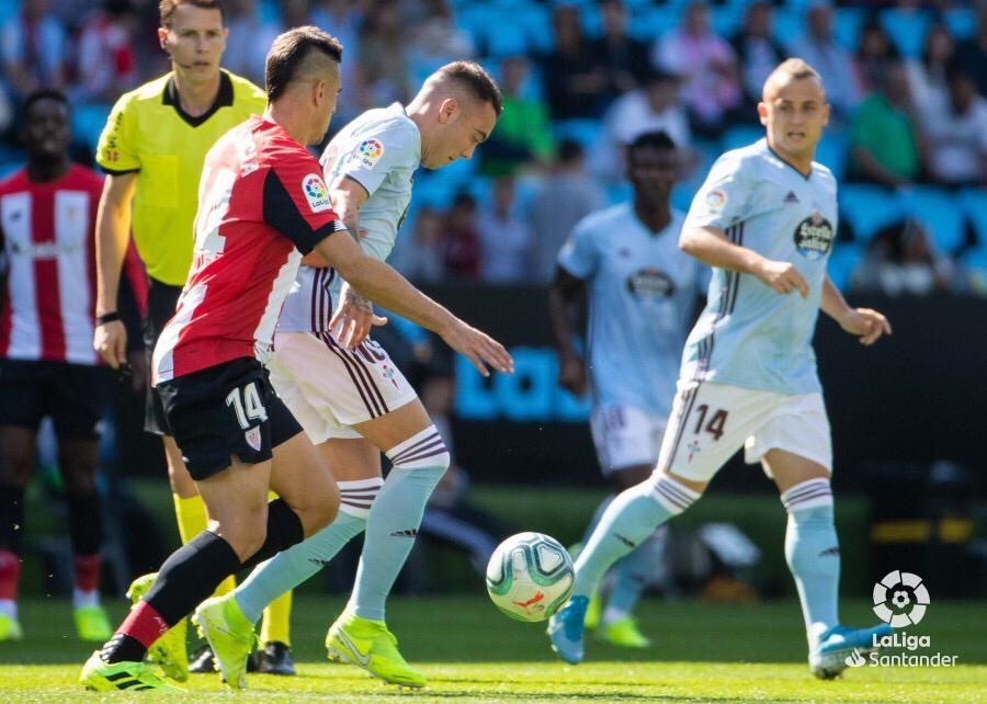  Aspas conduciendo el balón.