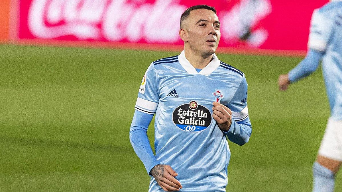  Aspas muestra el escudo del Celta en su camiseta para celebrar su gol al Getafe.