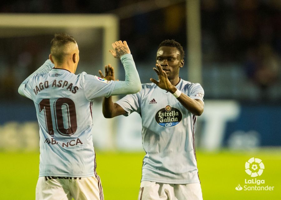  Pione Sisto saluda a Iago Aspas tras su gol en el Celta-Sevilla.