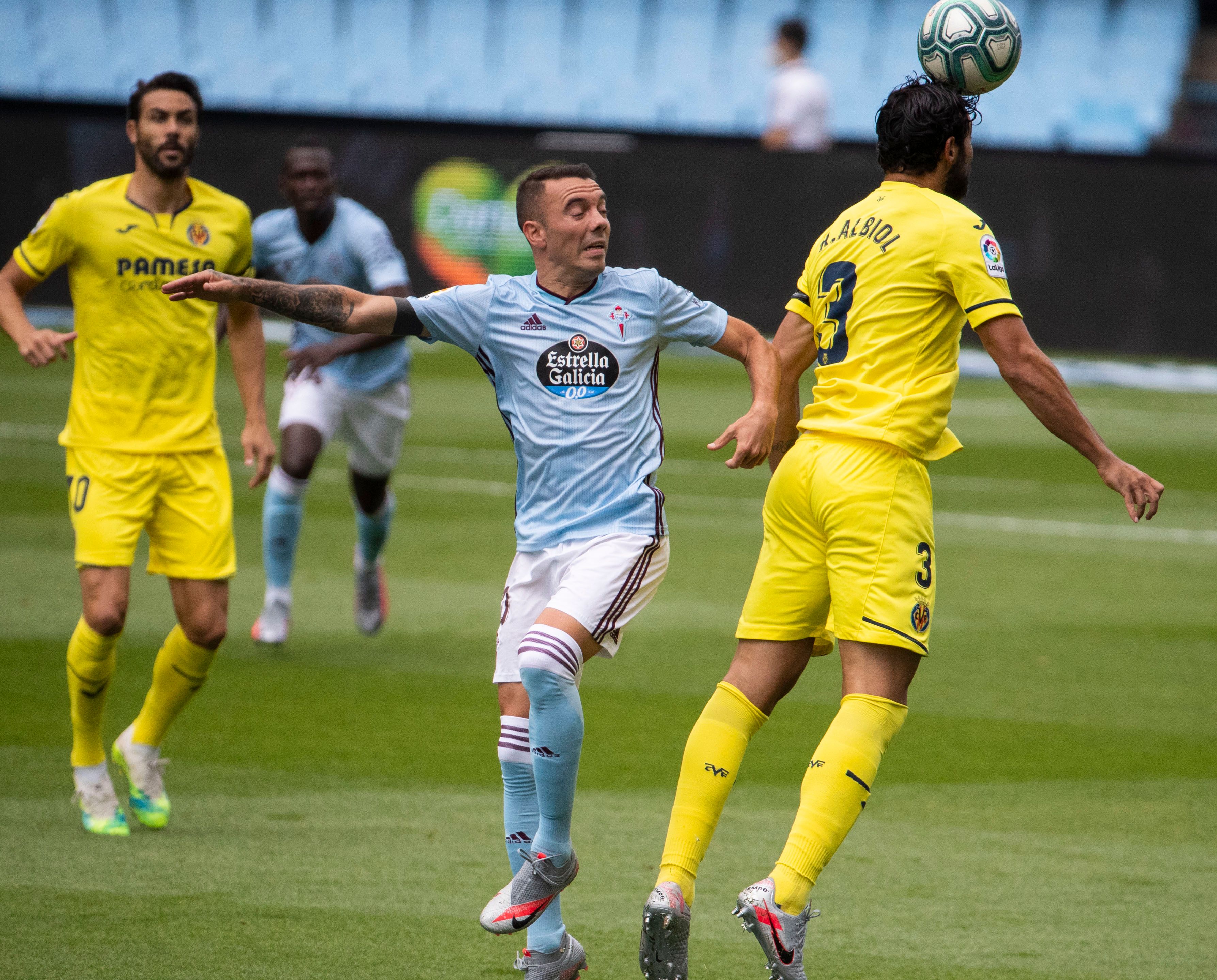  Aspas presiona a Albiol, que recibe el balón.