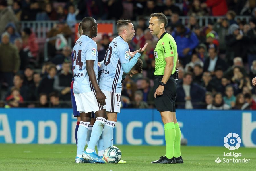  Aspas protesta a Cuadra Fernández tras señalar el penalti cometido por Aidoo.