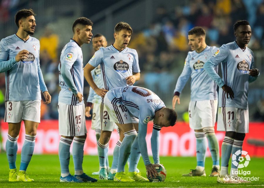  Aspas se prepara para lanzar una falta durante el Celta-Osasuna.