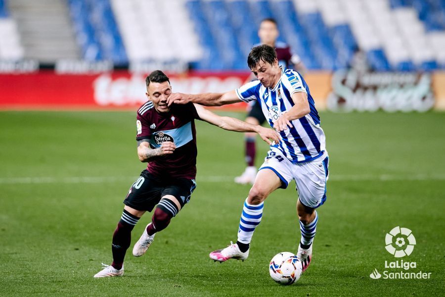 Aspas y Le Normand pugnan durante el Real Sociedad-Celta.
