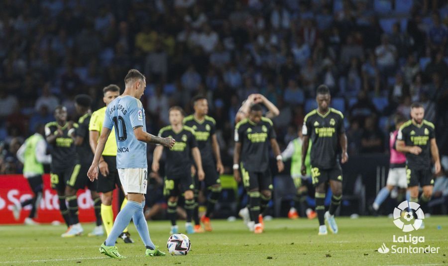  Aspas se dispone a sacar de centro mientras el Real Madrid celebra un gol