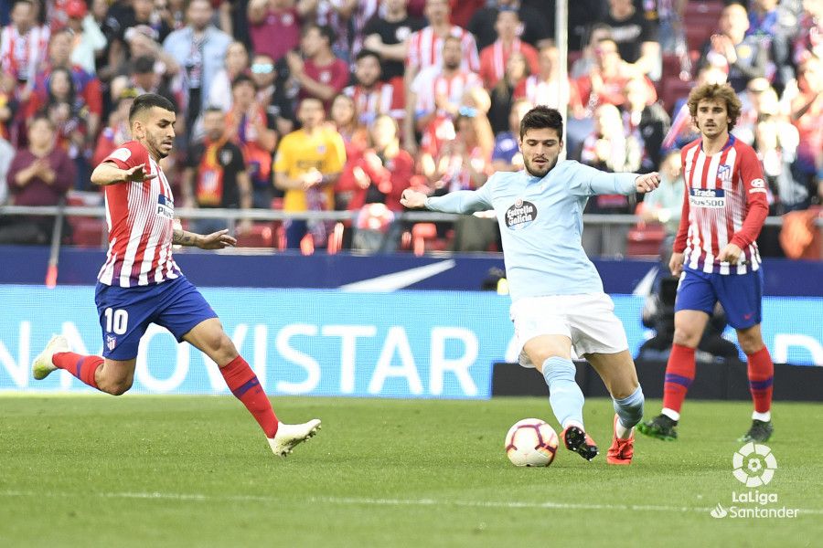 Okay Yokuslu se lleva el balón ante Correa en el Atlético de Madrid-Celta.