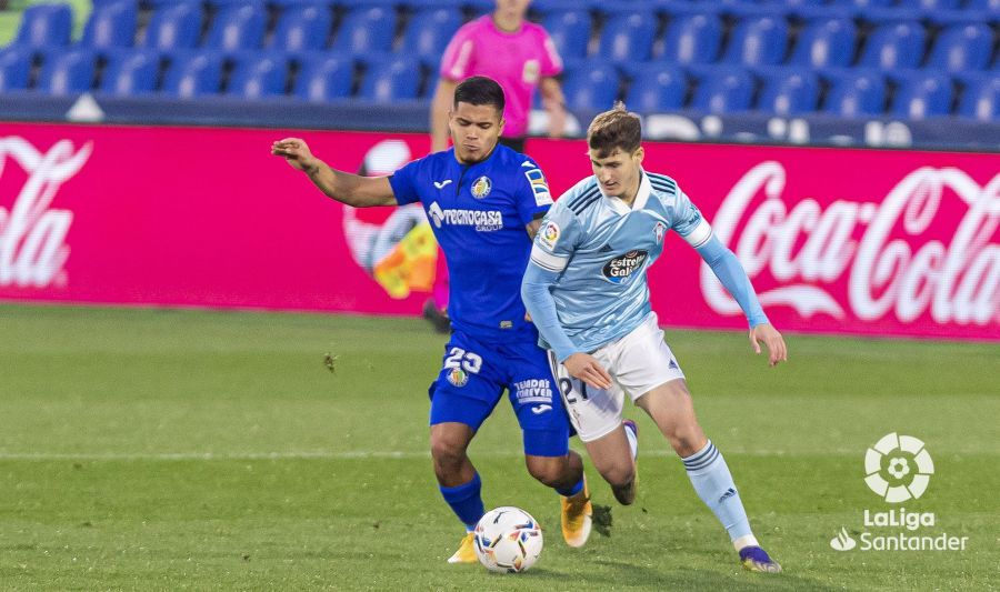  Baeza pugna con Cucho Hernández por hacerse con el esférico.