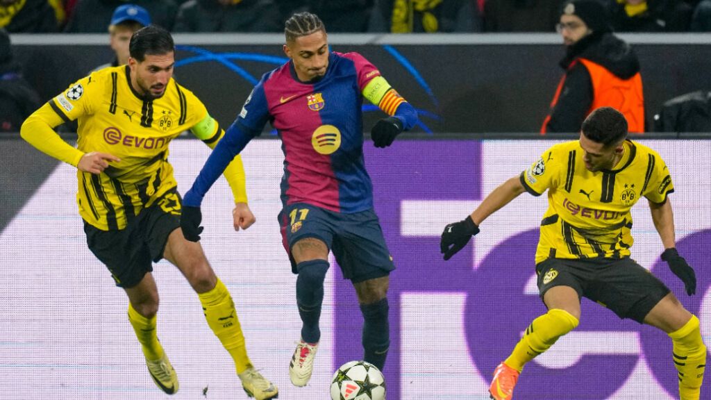  Raphinha con Yan Couto y Emre Can en el Borussia Dortmund - Barcelona (Fuente: Cordon Press)