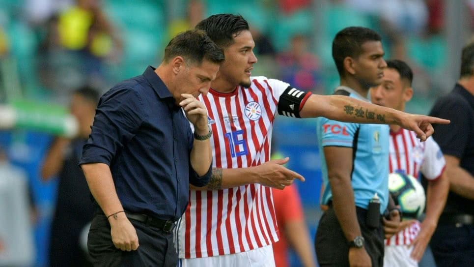  Berizzo escucha a Gustavo Gómez en el Colombia-Paraguay de la Copa América.
