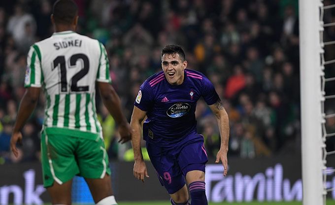  Maxi Gómez celebra uno de sus goles al Betis con el Celta.