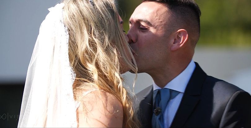 Iago Aspas y Jenni Rueda se besan tras contraer matrimonio.