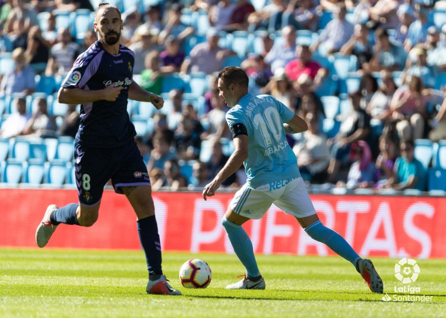  Borja Fernández, ante Iago Aspas durante el Celta-Valladolid.