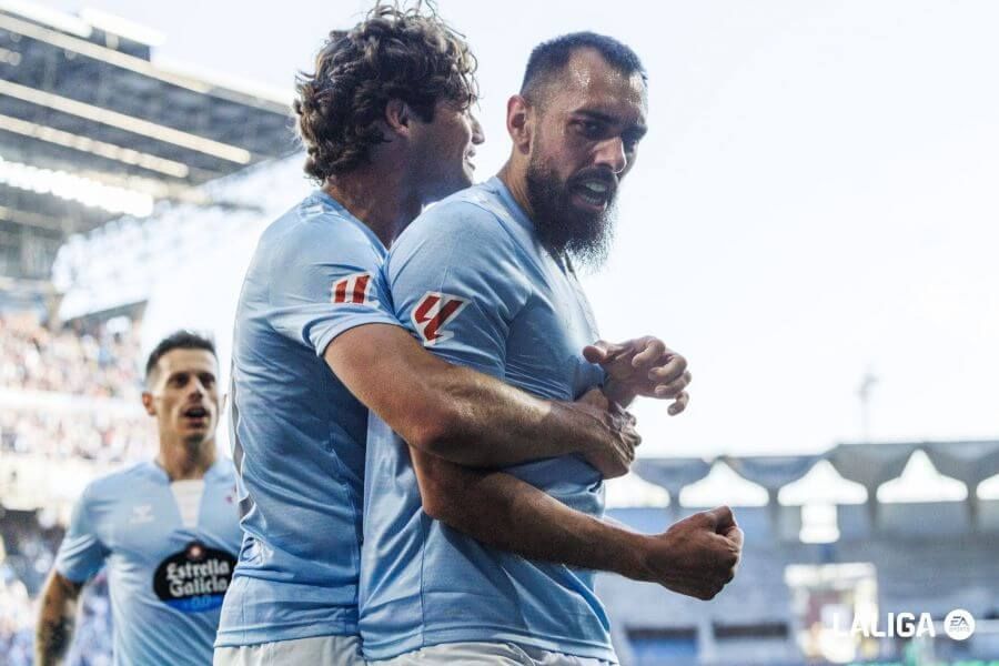 Borja Iglesias celebra su gol al Villarreal.
