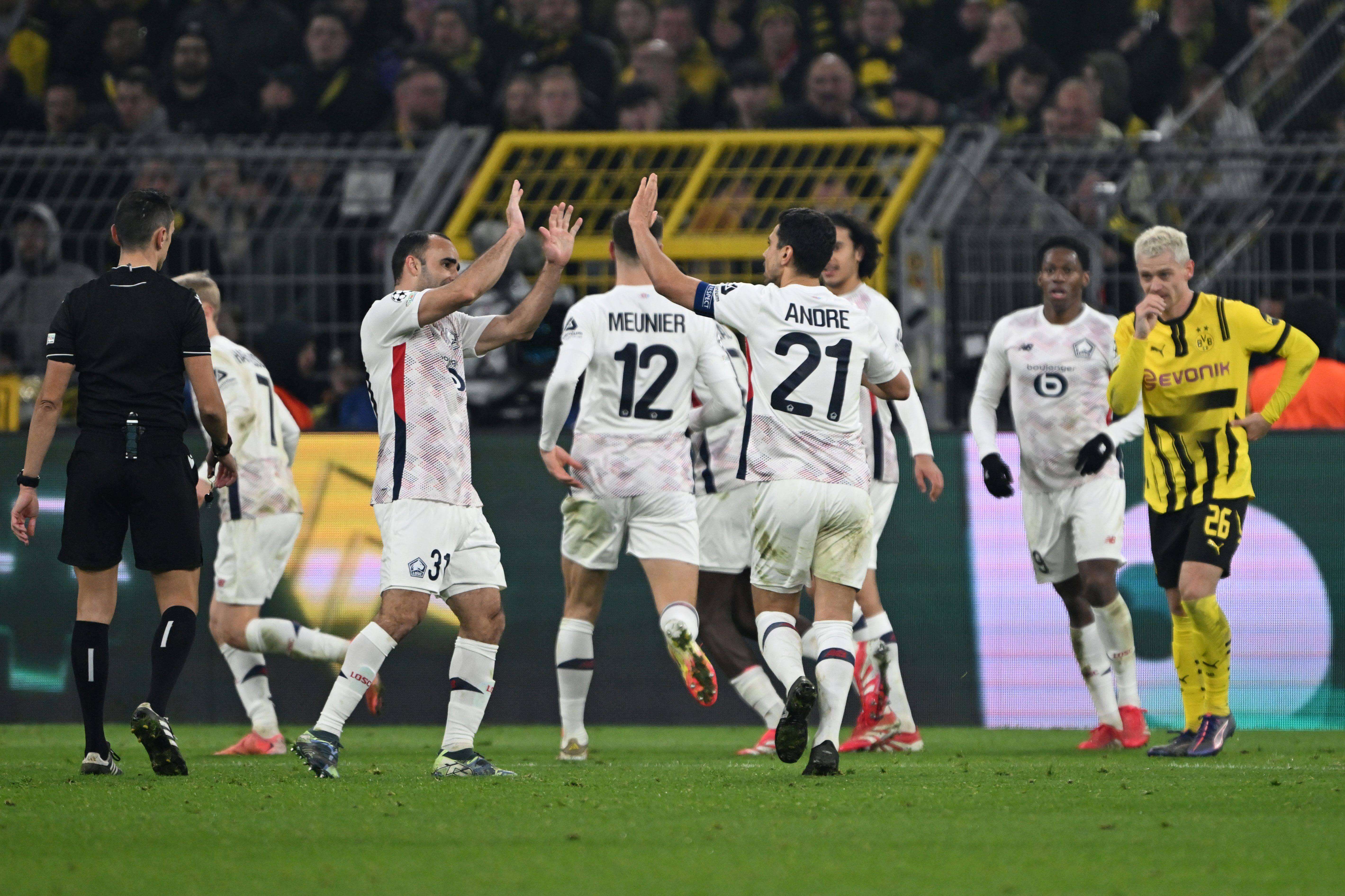 Los jugadores del Lille celebran su gol al Borussia Dortmund.