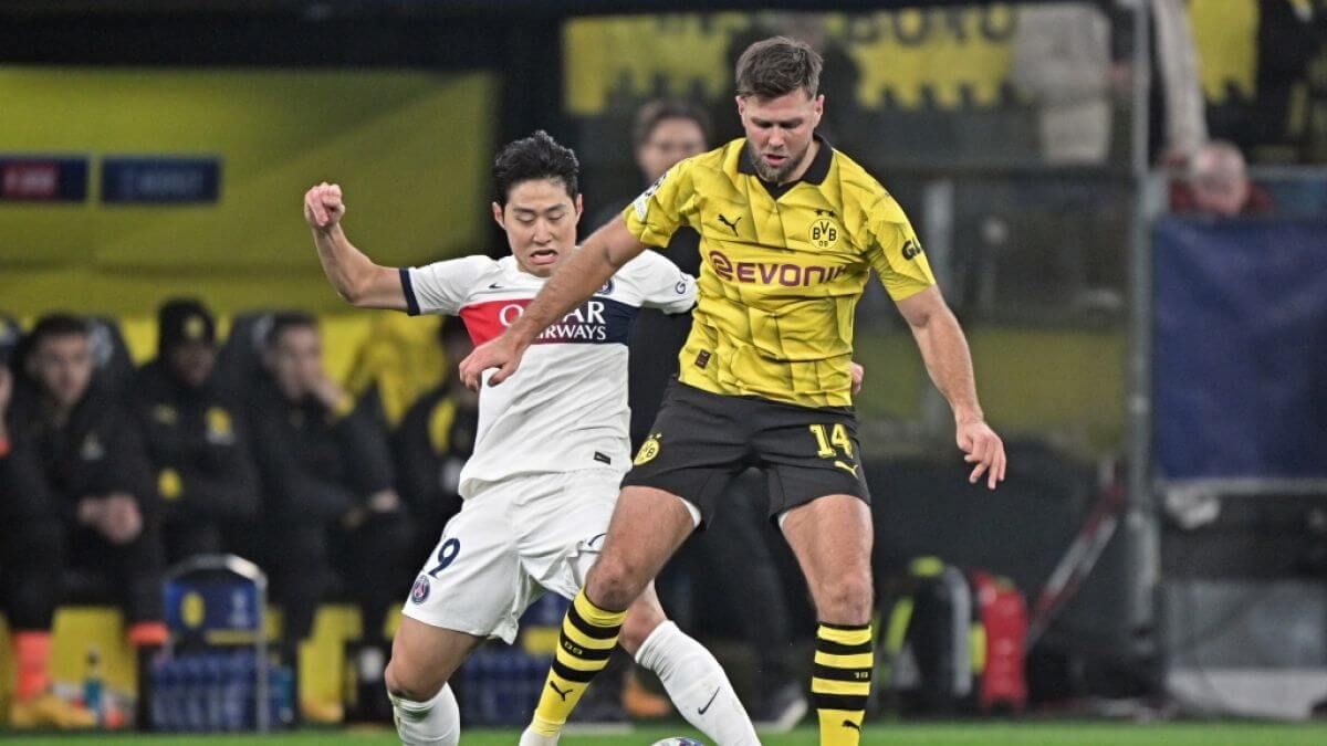  Niclas Fullkrug controla delante de Kang In Lee en el Borussia Dortmund-PSG.
