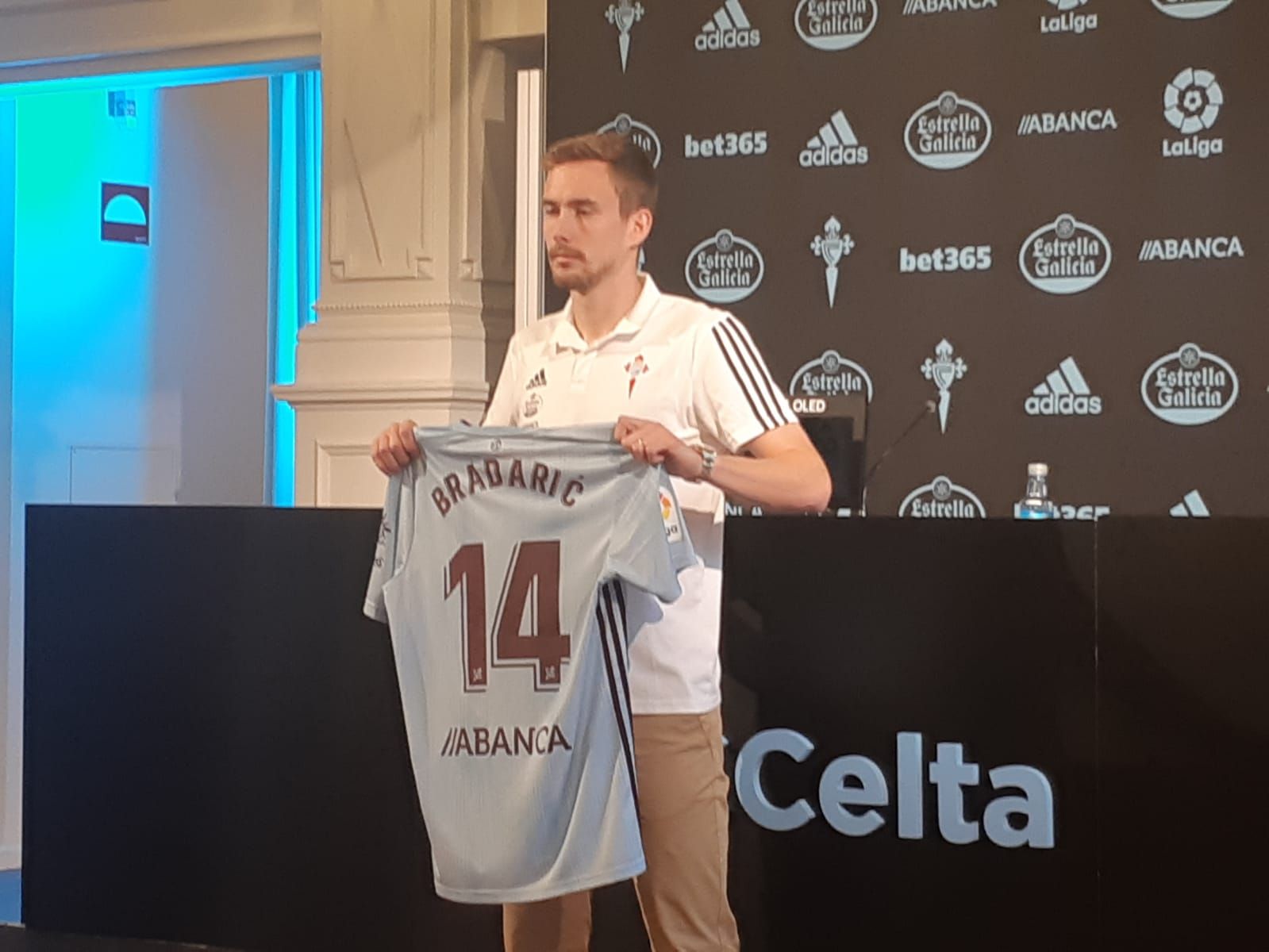  Bradaric posa con su nueva camiseta del Celta.