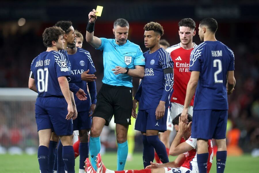  Amonestación en el Arsenal-PSG.