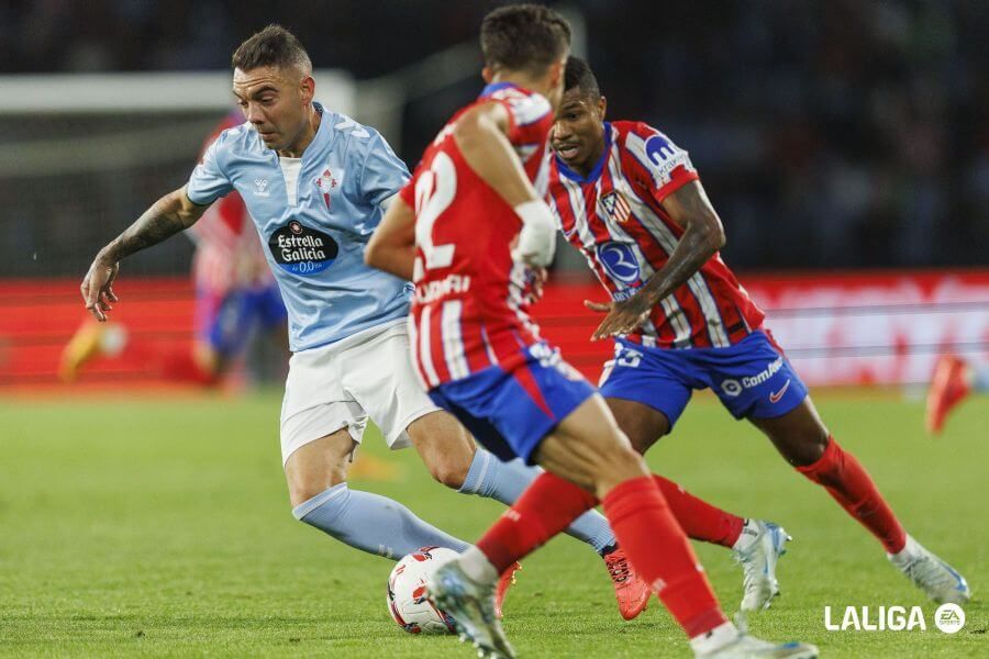  Aspas intenta zafarse de dos defensas del Atlético de Madrid.