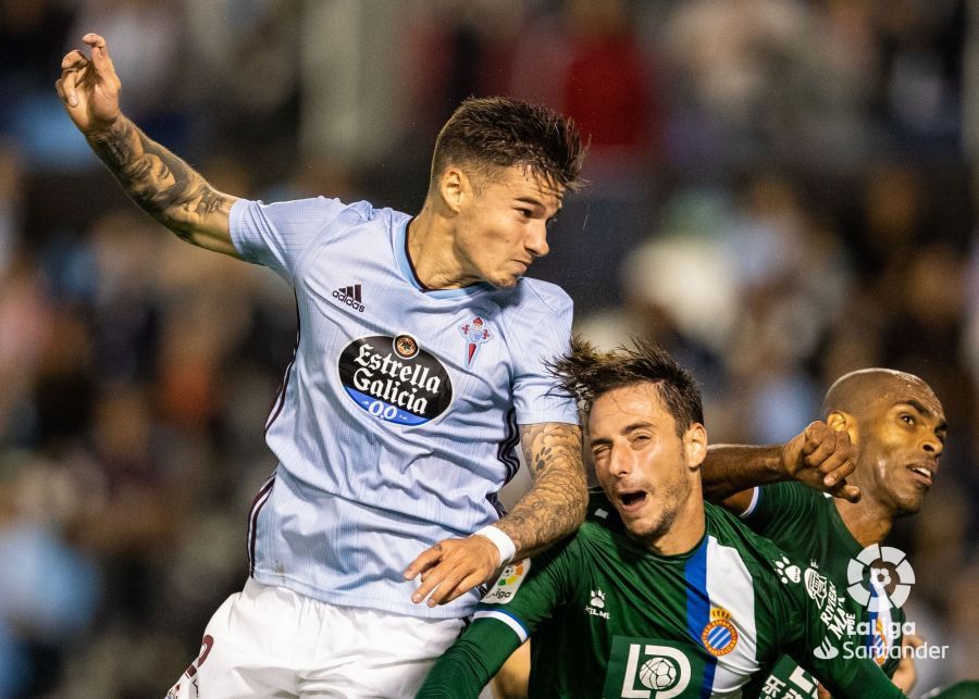  Santi Mina cabecea para anotar el gol ante el Espanyol.