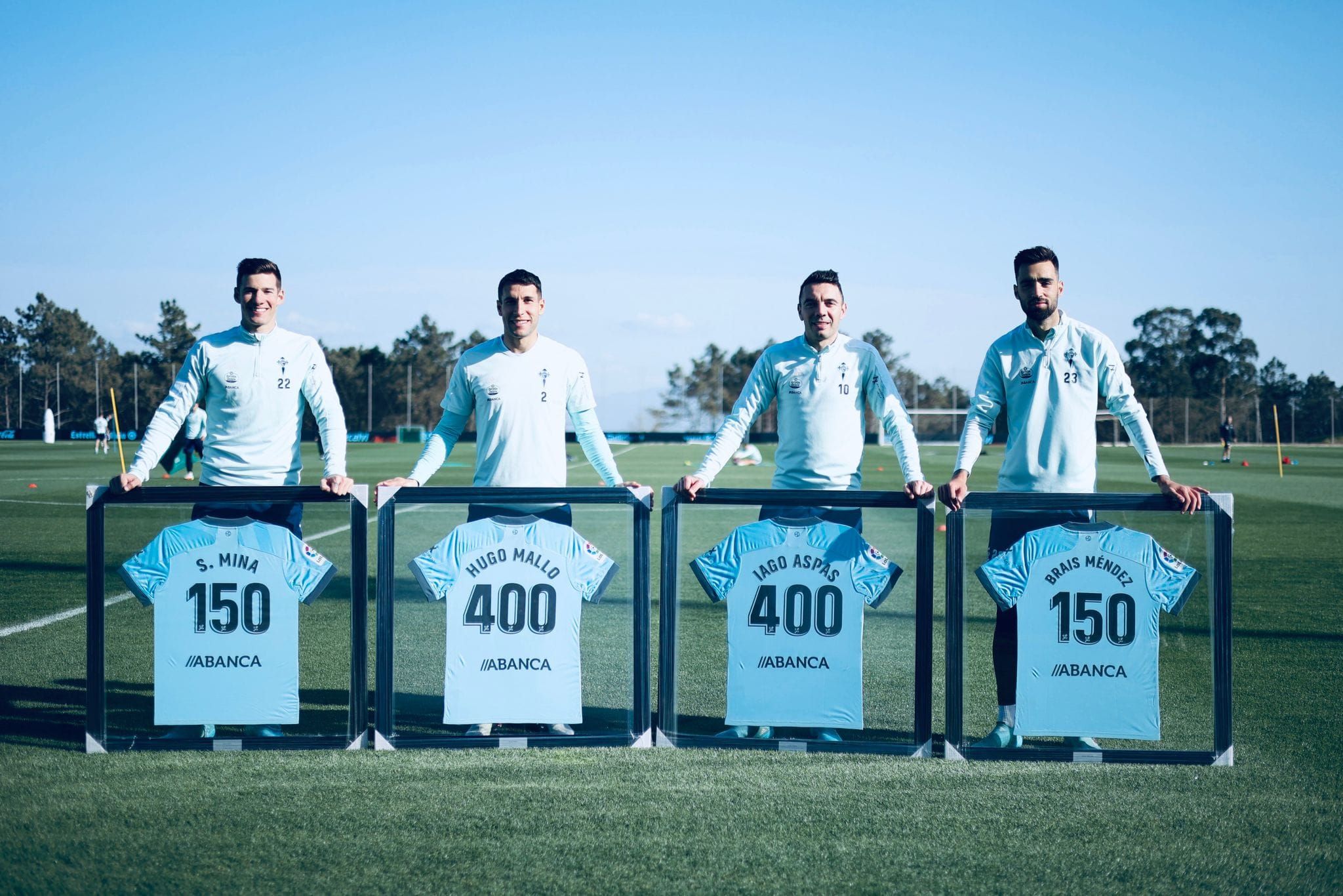 Mina, Mallo, Aspas y Brais, de izquierda a derecha, posan con las camisetas conmemorativas de sus partidos con el Celta.
