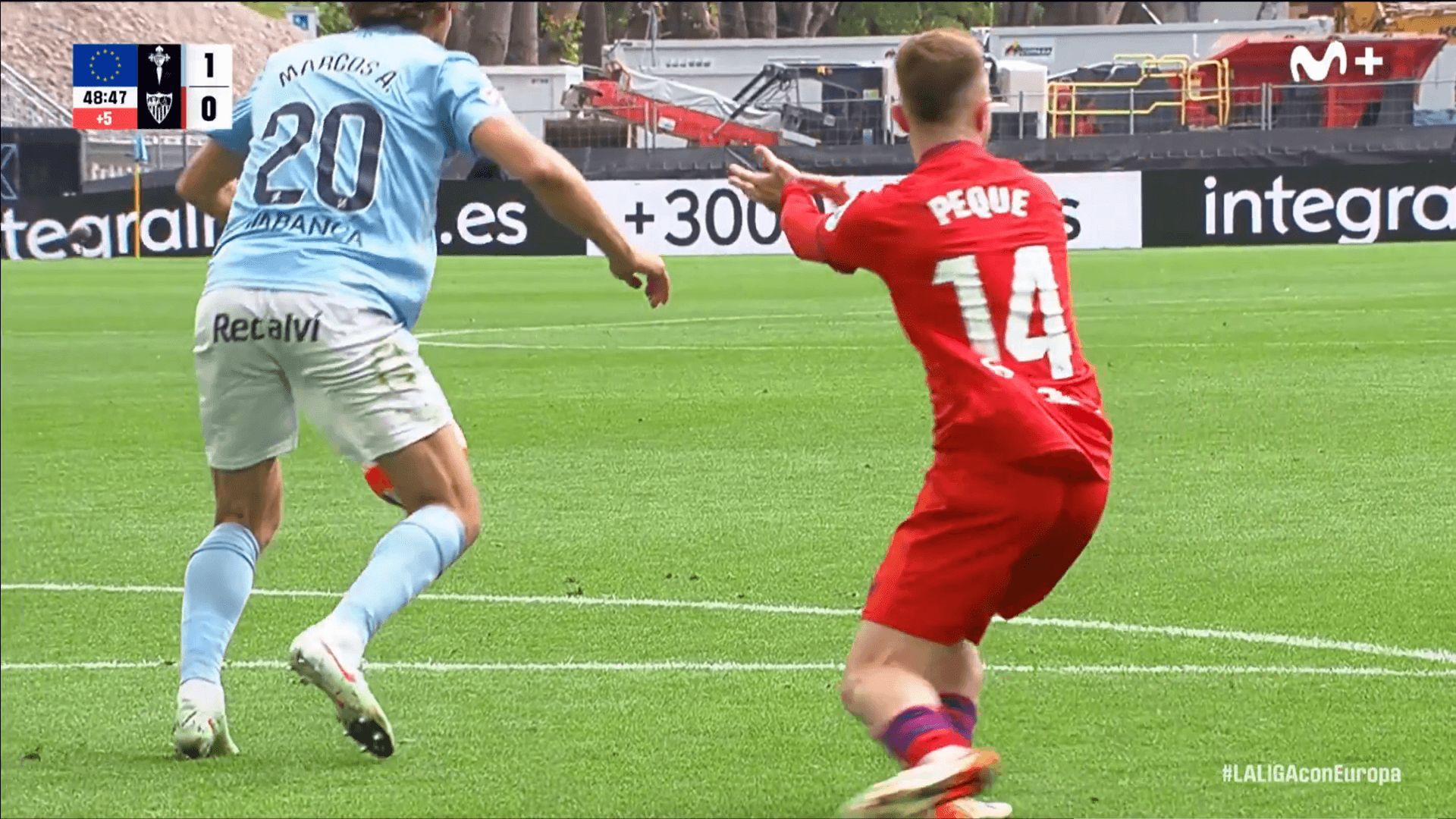 Peque pide mano de Marcos Alonso en el Celta-Sevilla.