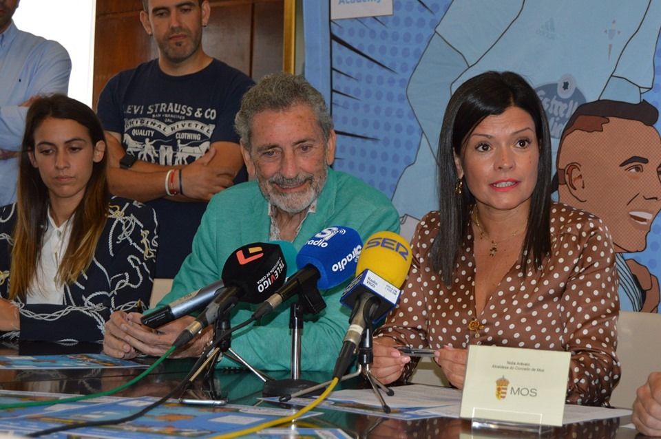  Carlos Mouriño, presidente del Celta, junto a Nidia Arévalo en el Concello de Mos.