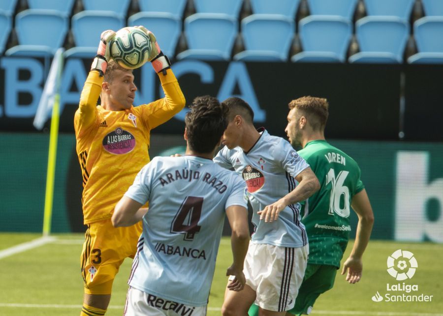  Rubén Blanco atrapa un balón en el Celta-Betis.