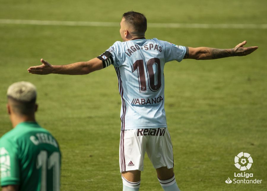  Iago Aspas protesta a González Fuertes en el Celta-Betis.