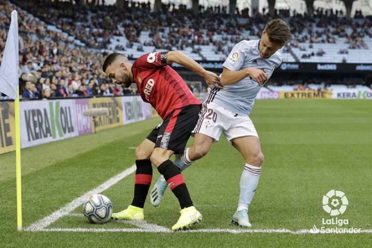  Kevin Vázquez intenta robar la pelota en el Celta-Mallorca.
