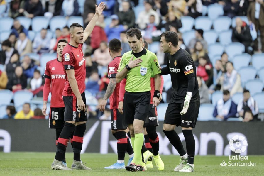  El colegiado De Burgos Bengoetxea escucha las protestas de los jugadores del Mallorca en Balaídos.