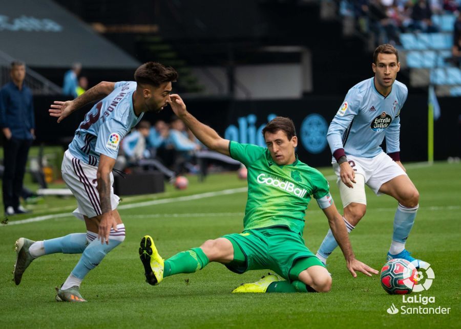 Mikel Oyarzabal pugna por un balón en el Celta-Real Sociedad.