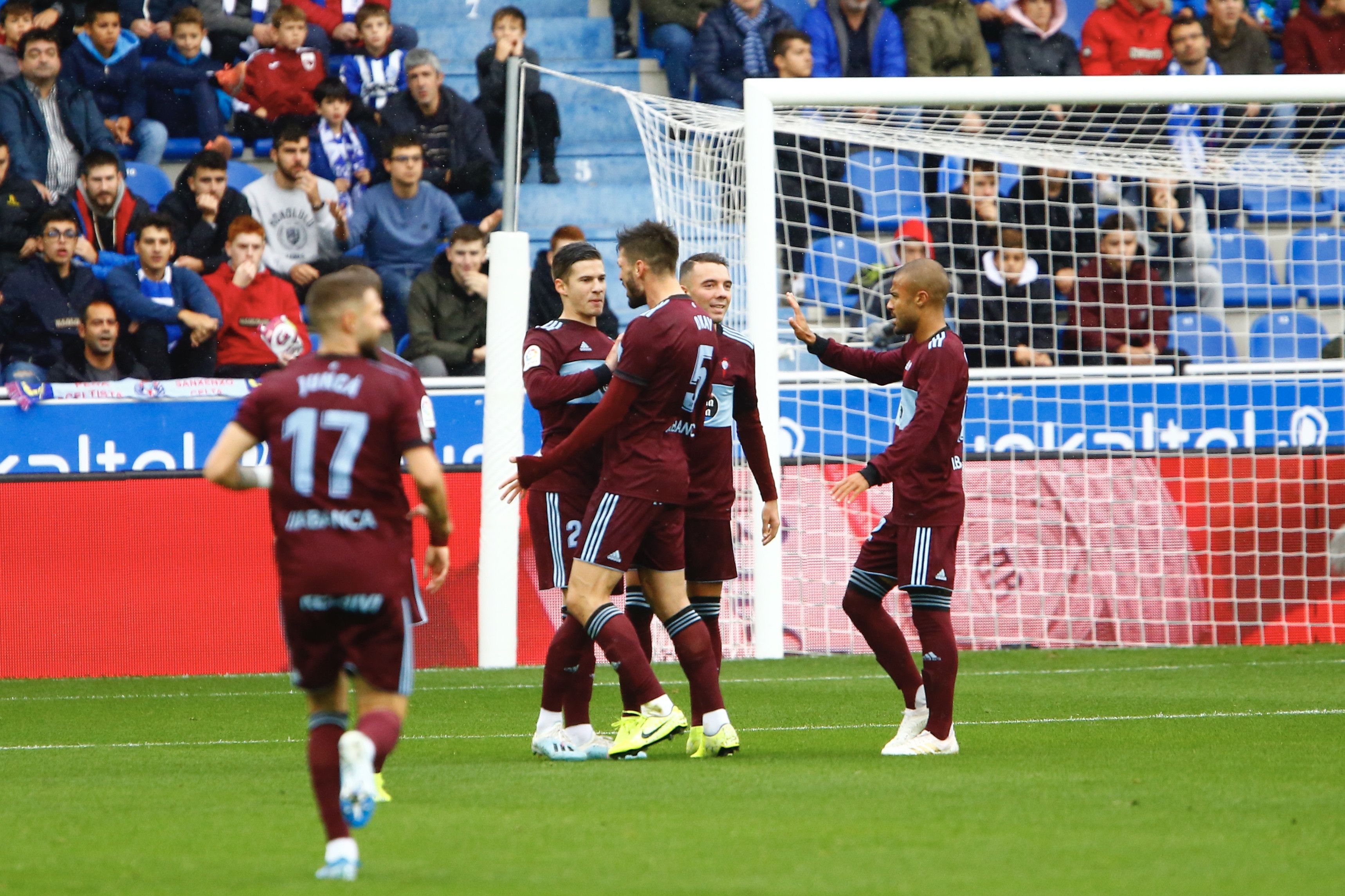 Los jugadores del Celta celebran el gol anulado a Mina.