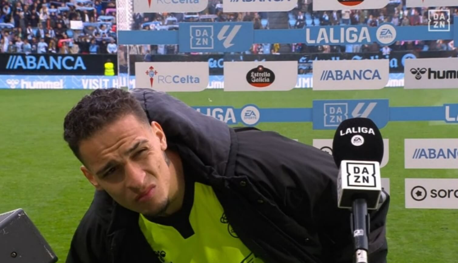  Antony, molesto con el ruido en la entrevista post Celta-Betis (Imagen: DAZN).