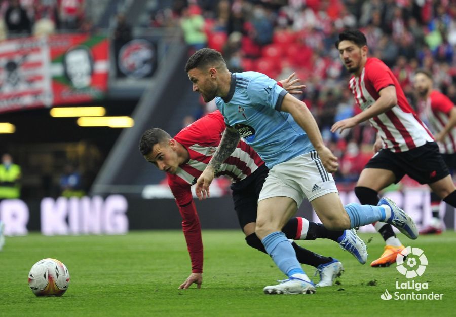 Javi Galán, durante el Athletic-Celta.